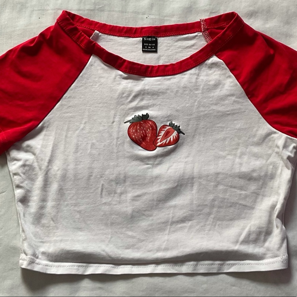 strawbery cropped tee